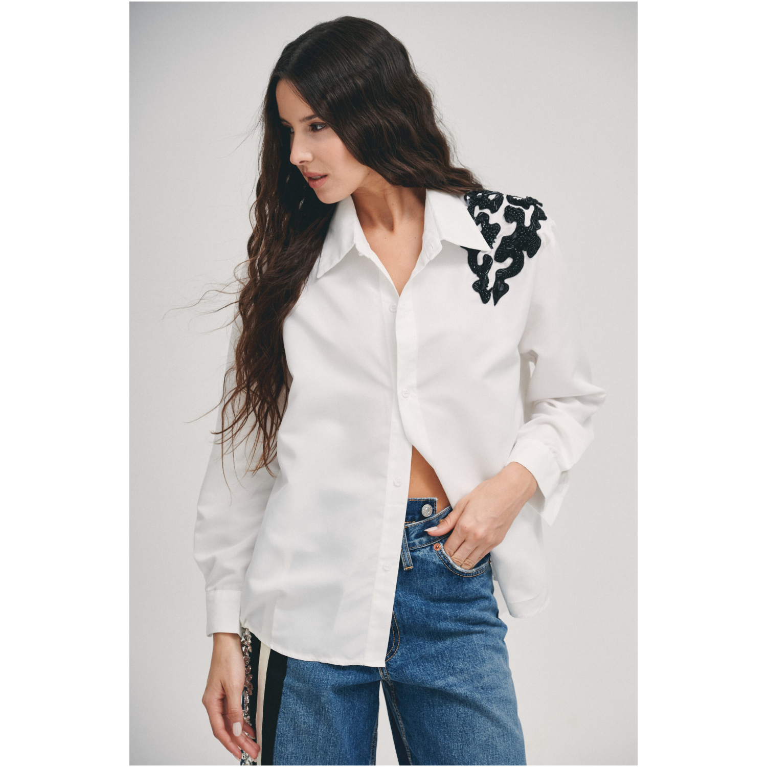 Camisa Andrew blanca con apliques negros